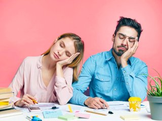 Чому хочеться спати вдень: основні причини постійної сонливості