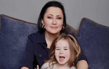 Елена Мозговая покрасила волосы 8-летней дочери в сине-желтые цвета