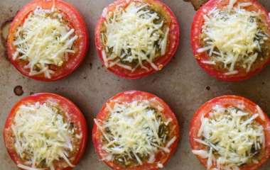 Простой рецепт. Запеченные томаты с соусом песто и твердым сыром