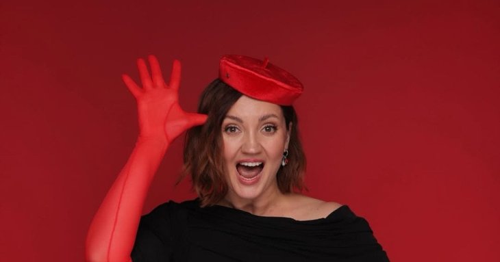 40-річну Олю Цибульську на тлі заяв про вагітність заскочили з помітно округлим животиком