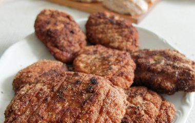 Додайте до панірувальних сухарів один продукт — котлети вийдуть ще смачнішими і з хрумкою скоринкою