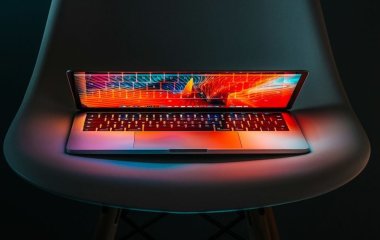 Навіщо приклеювати скотч на ноутбук: ви навіть і не здогадувалися, яка з цього користь