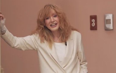 76-річна Алла Пугачова з тростиною в руці спантеличила появою на публіці
