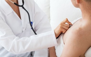 Лікарка пояснила, чому при кашлі небезпечно дихати над картоплею