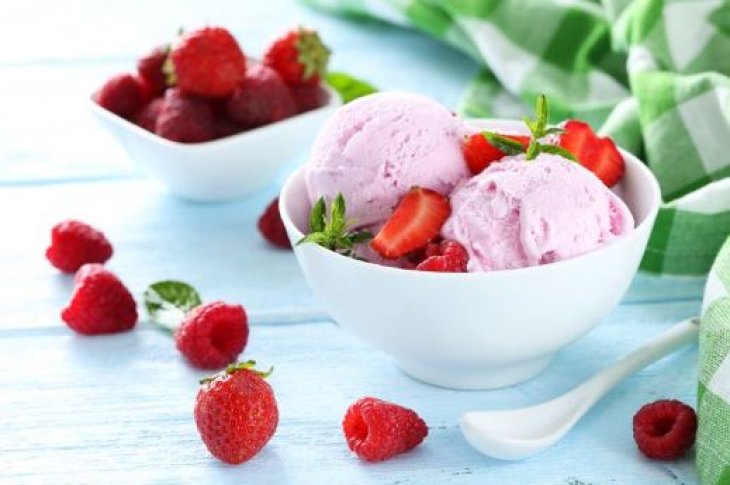 Делаем мороженное сами. Мороженое клубничное со сгущенкой