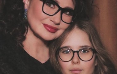 Олена Мозгова зворушила світлиною доньки біля пам’ятника її легендарному дідусеві