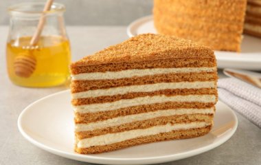 Вкусная выпечка за 10 минут: рецепт медовика 