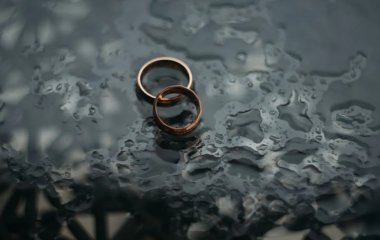 Жінка не може розлучитися з чоловіком, поки не сплатить 365 000 доларів: що сталося