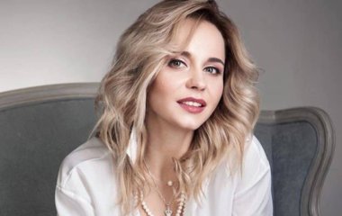 Лилия Ребрик поделилась праздничным снимком в алом платье