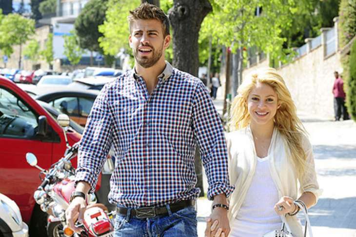 Шакира с возлюбленным Жераром Пике и сыновьями замечена на прогулке в Барселоне