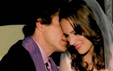 Роберт Дауни-младший повторил свадебное фото с женой спустя 18 лет