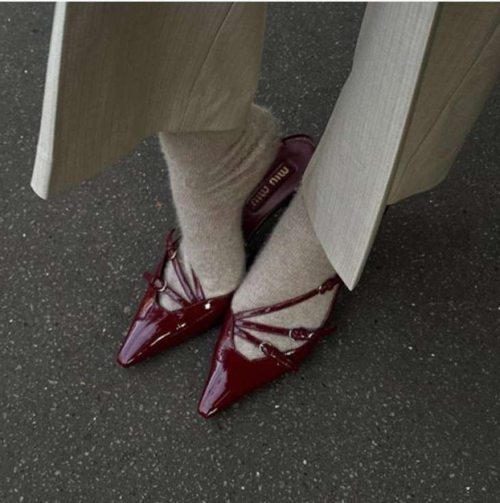 Осінь - не привід прибирати улюблені туфлі: носіть їх зі шкарпетками (але важливий колір)
