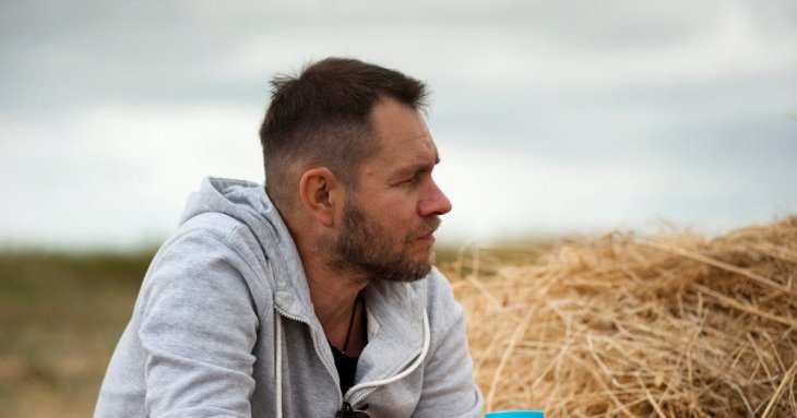 Чоловік купив занедбане місто і живе там сам: який вигляд воно має зараз