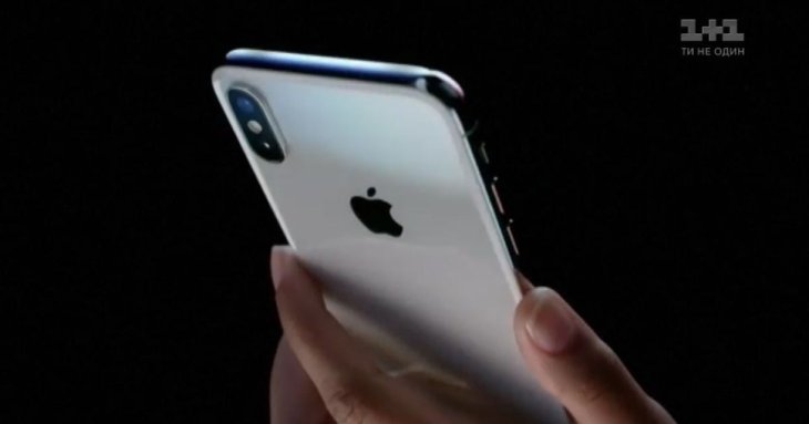 Мати трьох дітей померла від удару струмом, коли тримала в рука із iPhone