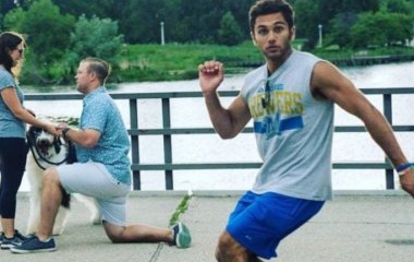 В Сети стал мемом парень, испортивший паре фото с помолвки (ФОТО)
