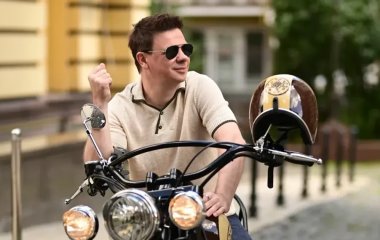 Помітно схудлий Дмитро Комаров святкує 43-річчя: який вигляд має ведучий зараз