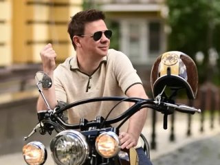 Помітно схудлий Дмитро Комаров святкує 43-річчя: який вигляд має ведучий зараз