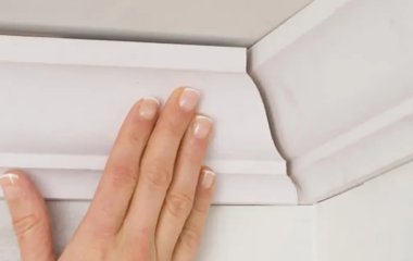 Плінтус під стелею уже ніхто не клеїть: крутий лайфгак для візуального збільшення простору