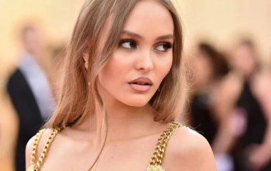 Дочь Джонни Деппа обменялась страстным поцелуем со своей подругой