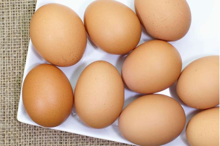 Врач развеял миф о влиянии сырых яиц на голос человека