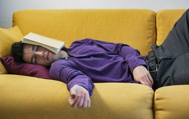 Кардіолог назвав корисні та шкідливі пози для сну