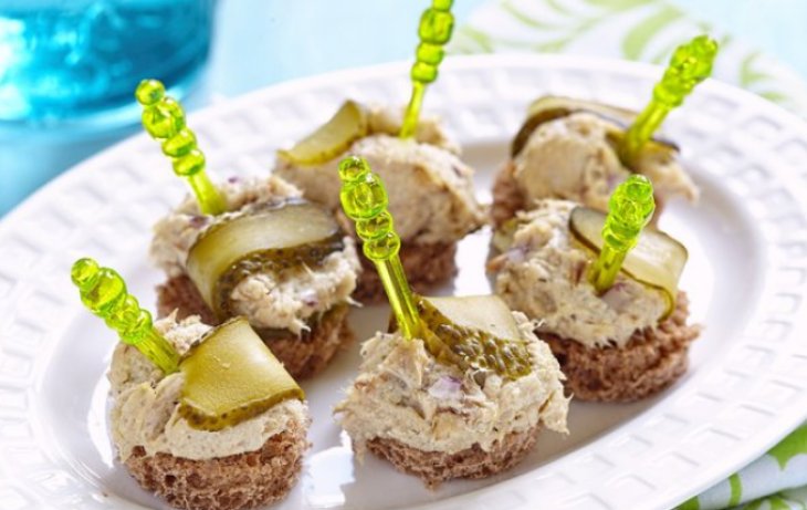 Закуска с паштетом из куриной печени