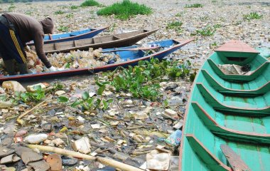 Сміття замість води: яку річку вважають однією з найбільш забруднених у світі