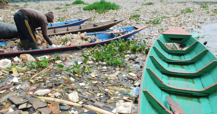Сміття замість води: яку річку вважають однією з найбільш забруднених у світі