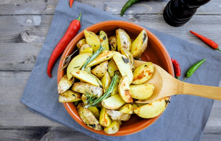 3 быстрых рецепта картофеля по-деревенски в духовке