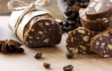 Шоколадная салями: как приготовить простой десерт без выпечки