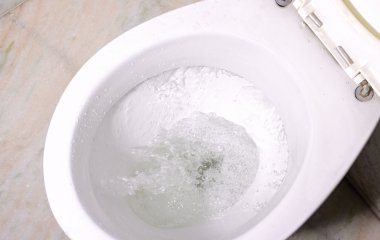 Капніть на серветку — й унітаз сяятиме навіть у темряві: наліт, іржа, сечовий камінь зійдуть самі