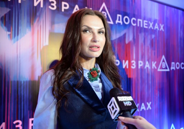Эвелина Бледанс вышла на прогулку в полосатом костюме