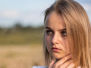 П’ять найгірших зачісок, які візуально роблять волосся ще тоншим: поради стиліста, яких варто уникати