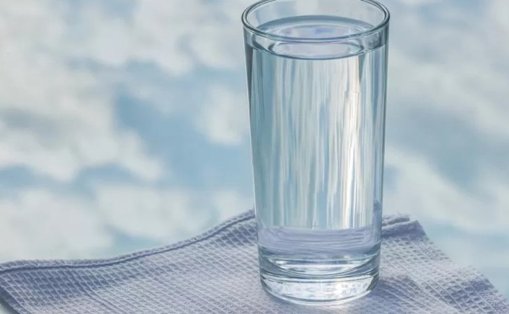 Як склянка теплої води з ранку допомагає схуднути