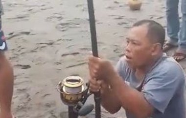 Рибалка дивом витягнув потопельника за допомогою вудки — фото