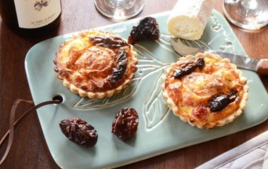 Тарталетки с козьим сыром, беконом и черносливом