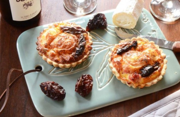 Тарталетки с козьим сыром, беконом и черносливом