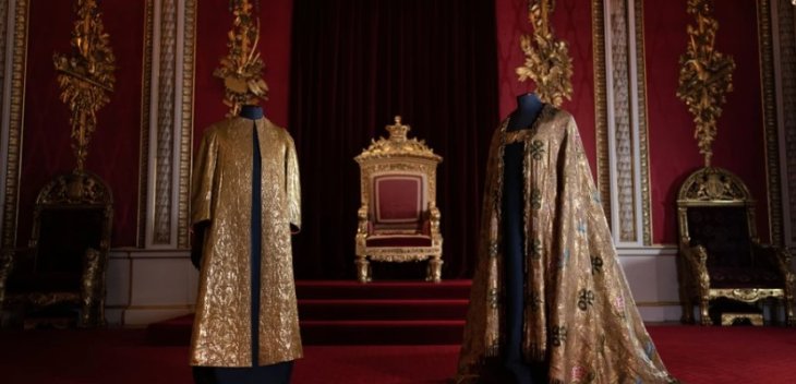 Букингемский дворец показал коронационную мантию Чарльза III, которую носил его дед