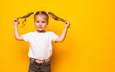 Сети насмешил ребенок, решивший спрятаться от пылесоса за собакой (ВИДЕО)