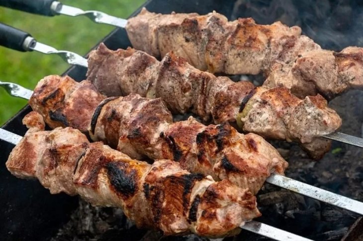 Забудьте про оцет та майонез: три варіанти корисних маринадів для м'яса