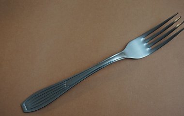 Більше не будуть масними: як почистити виделки між зубцями