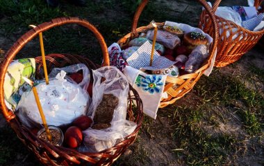 Чи можна освячувати алкоголь у великодньому кошику: що кажуть священники