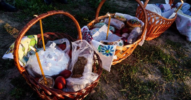 Чи можна освячувати алкоголь у великодньому кошику: що кажуть священники