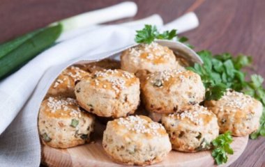 Ароматное печенье с зеленым луком: 15 минут в духовке и можно угощать родных