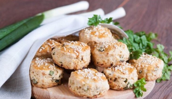 Ароматное печенье с зеленым луком: 15 минут в духовке и можно угощать родных