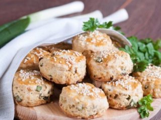 Ароматное печенье с зеленым луком: 15 минут в духовке и можно угощать родных