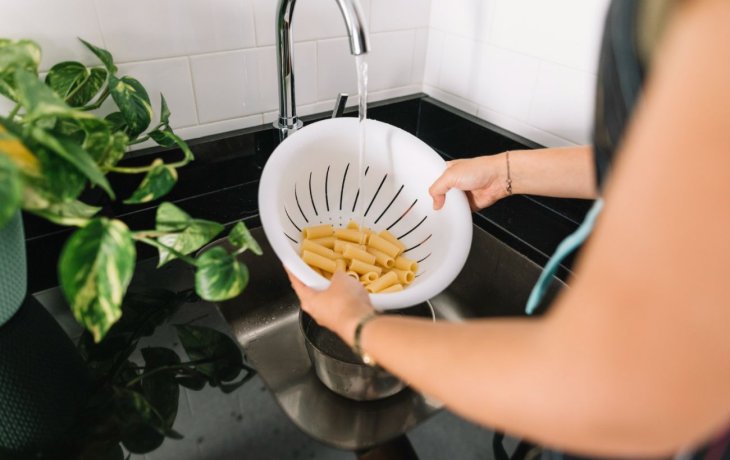 7 причин, чому не можна виливати у раковину воду від макаронів