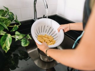 7 причин, чому не можна виливати у раковину воду від макаронів