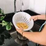 7 причин, почему нельзя выливать в раковину воду от макарон