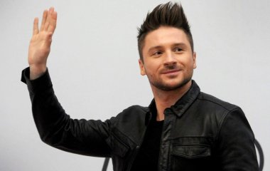 Красавчик в розовом: Сергей Лазарев примерил оригинальный наряд
